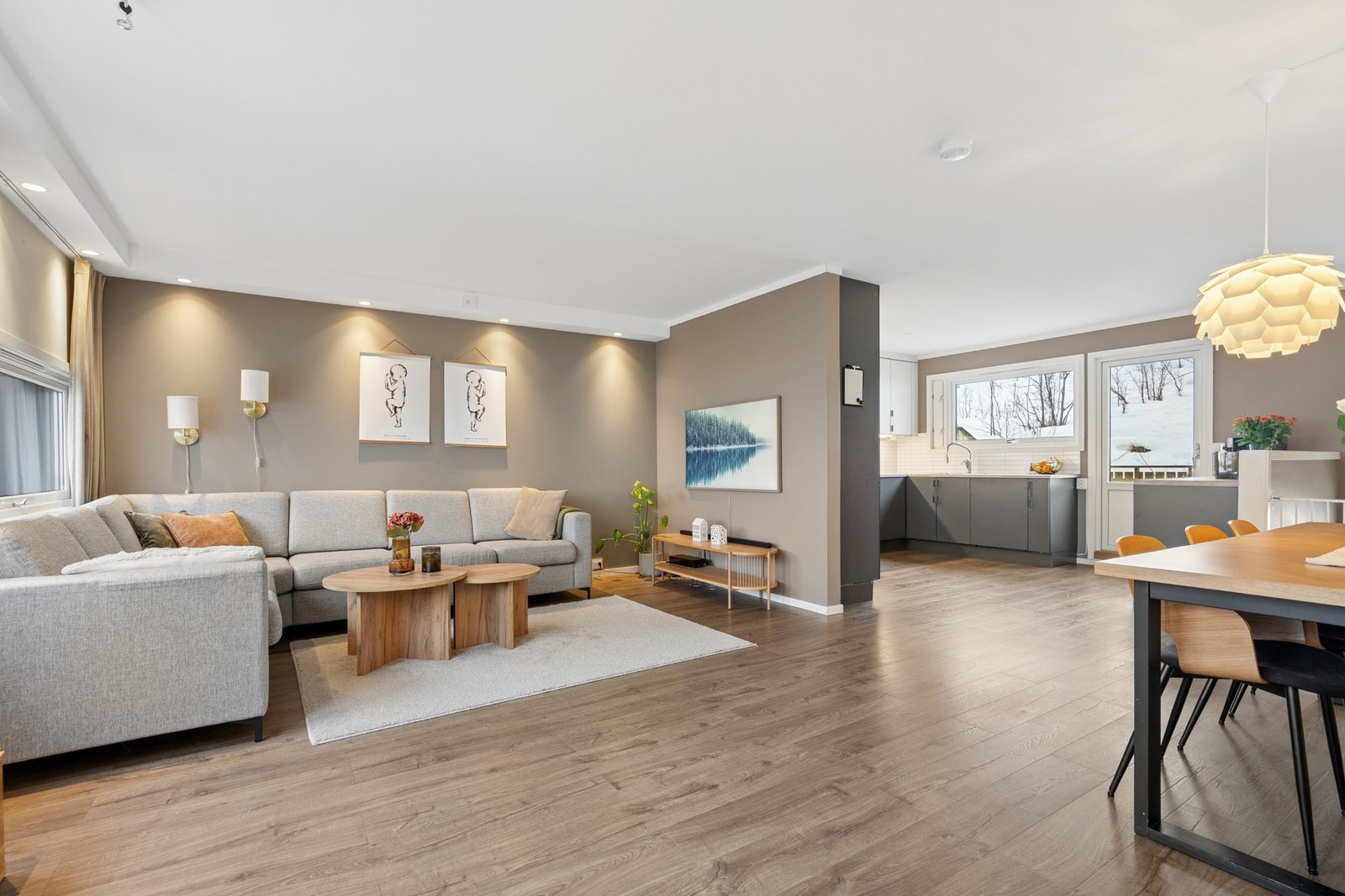 Stue med åpen løsning mot kjøkken Galleribilde