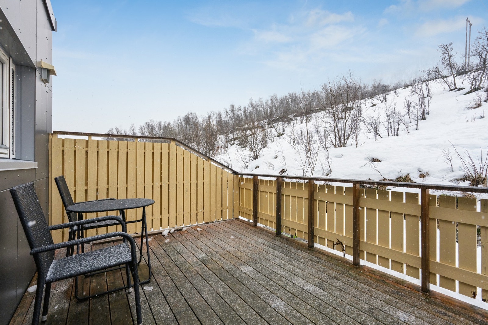 Veranda på baksiden grenser mot friarealer Galleribilde