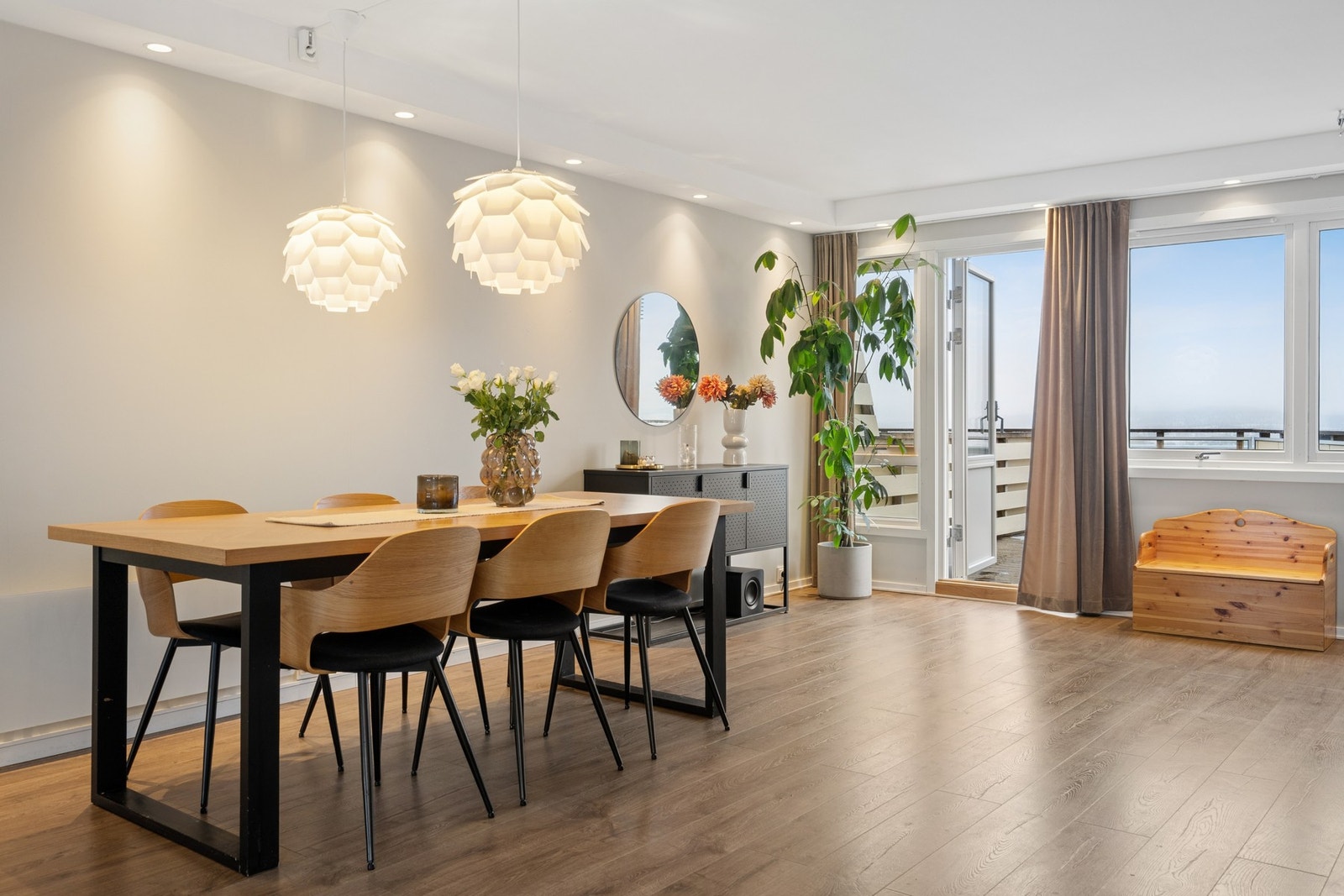 Stue med god plass til spisebord Galleribilde