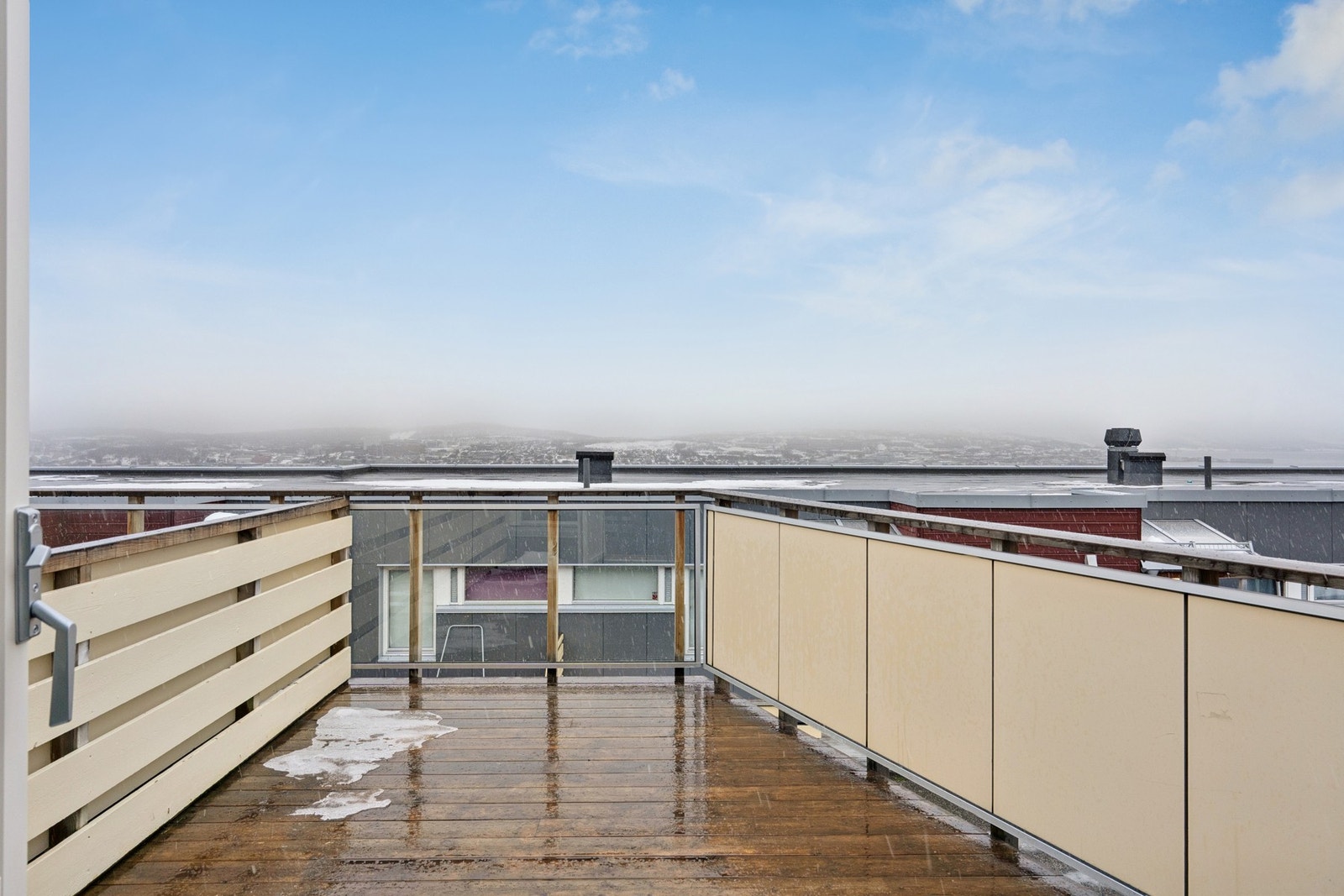 Balkong med gode solforhold og flott utsikt Galleribilde