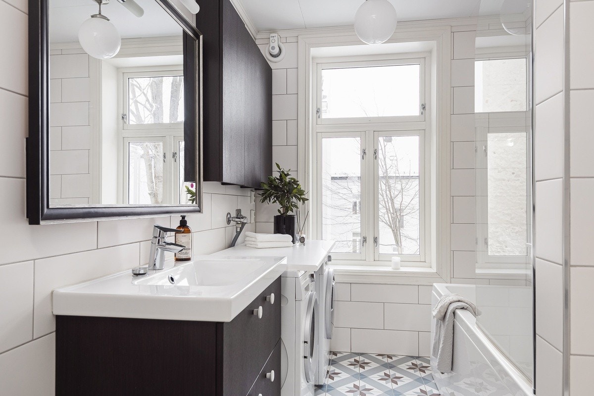 Flott bad med badekar. Vask og tørk er inkludert. Galleribilde