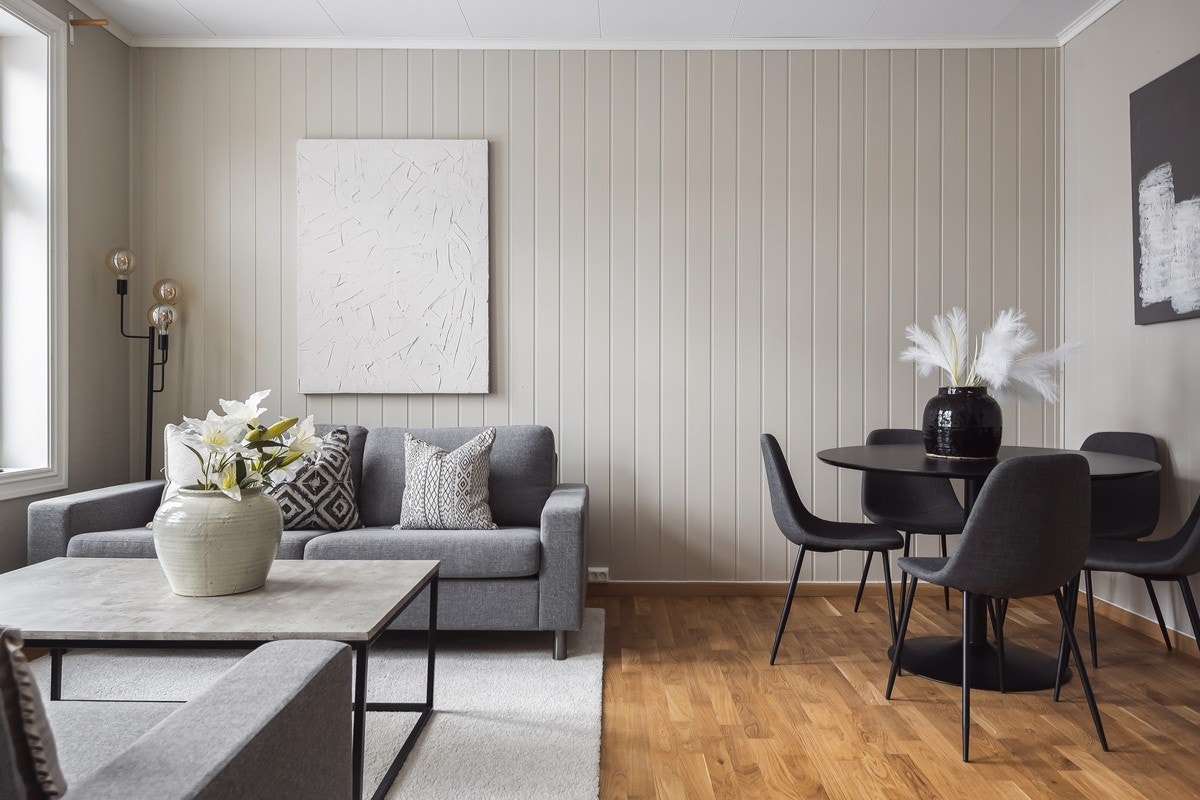 Romslig og delikat stue. Møblert med sofagruppe og spisebord Galleribilde