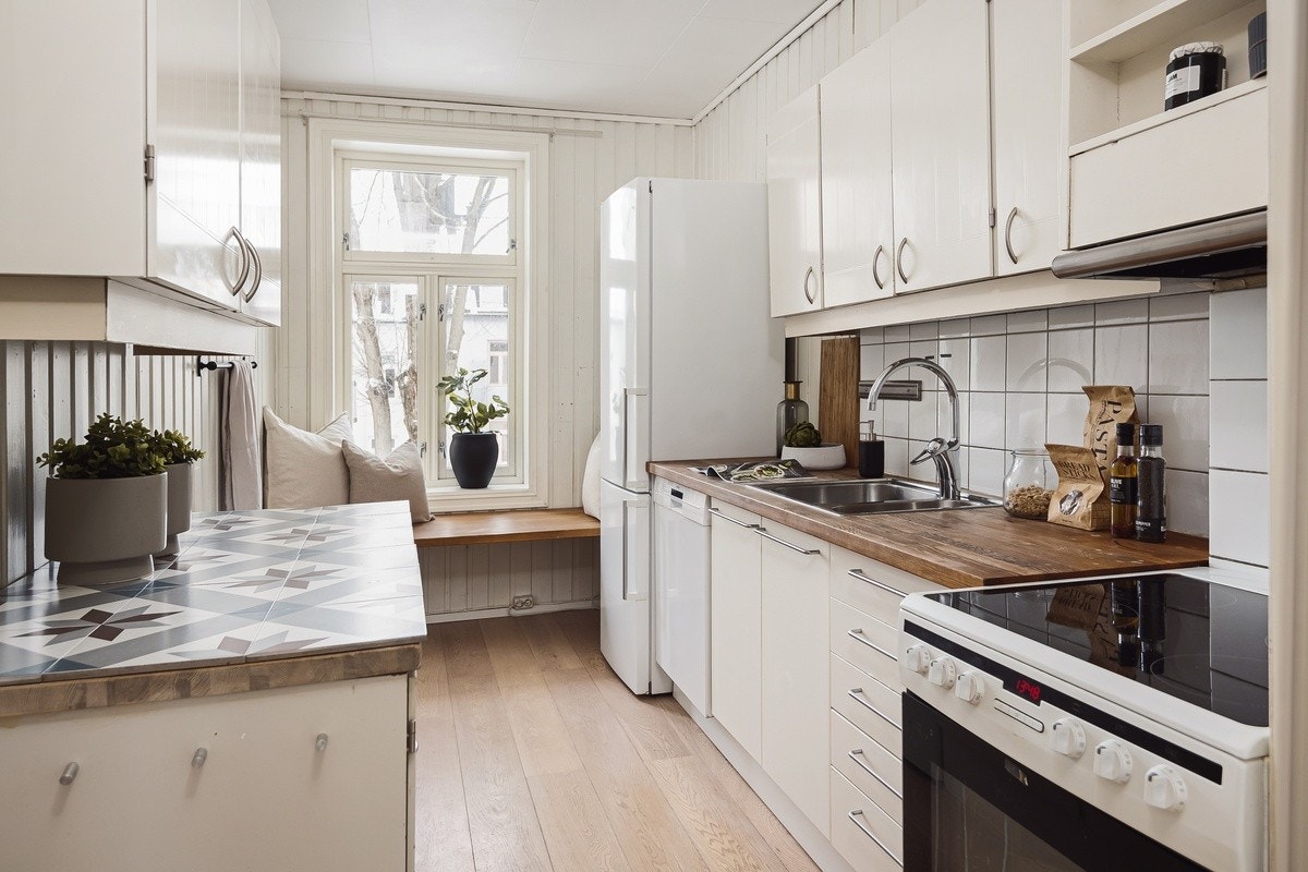 Koselig kjøkken en benk under vinduet i enden Galleribilde