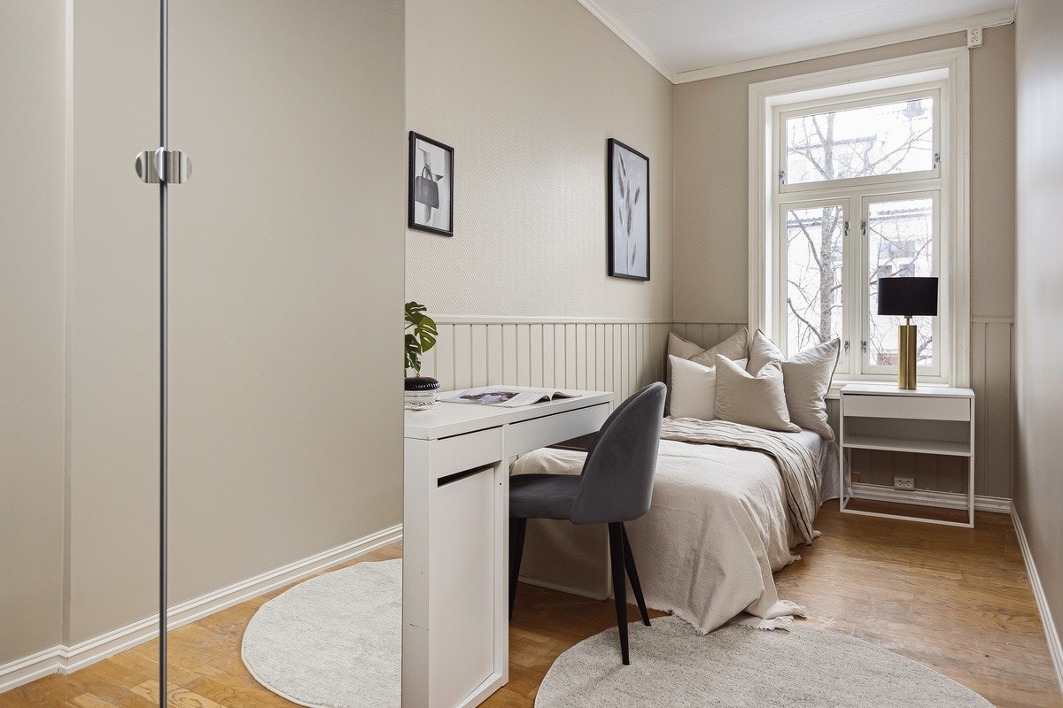 Rom "Merkur". Romslige garderobeskap med speildører på alle soverom. Galleribilde