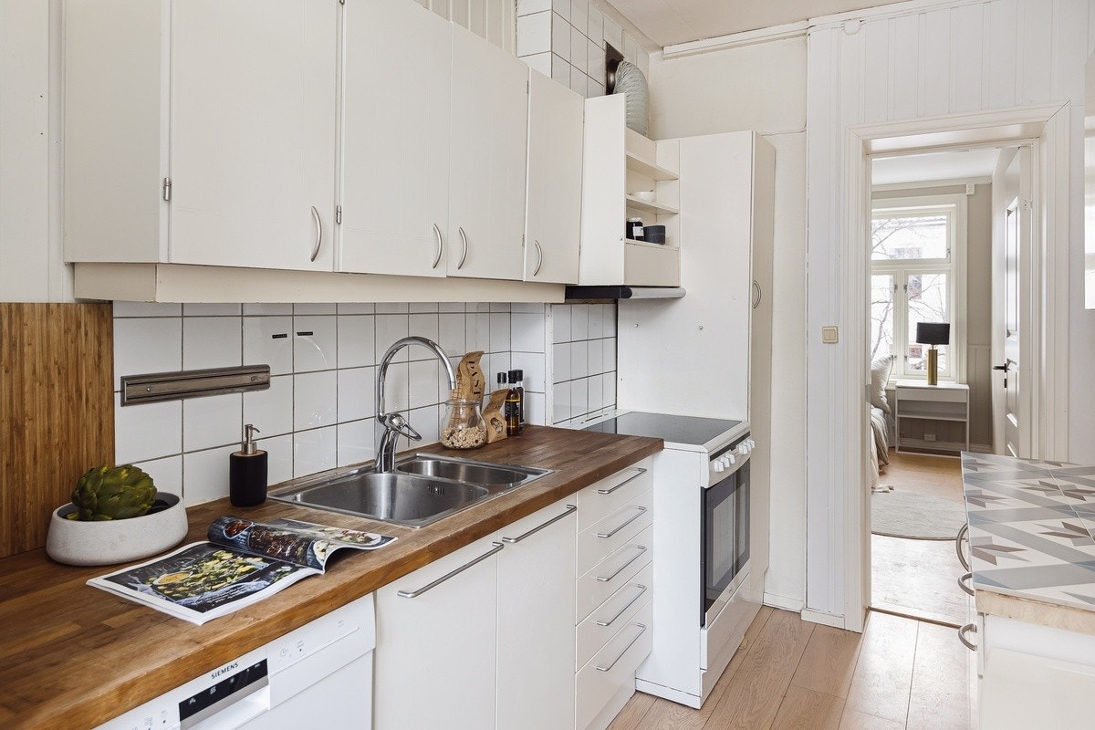 Koselig kjøkken en benk under vinduet i enden Galleribilde