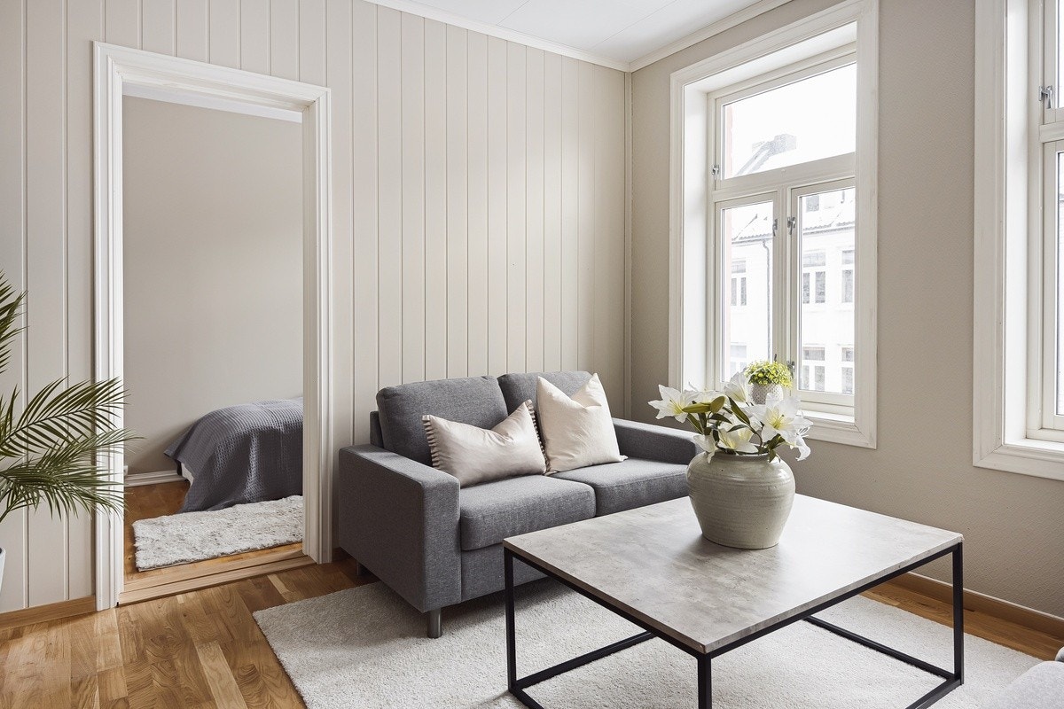 Romslig og delikat stue. Møblert med sofagruppe og spisebord Galleribilde