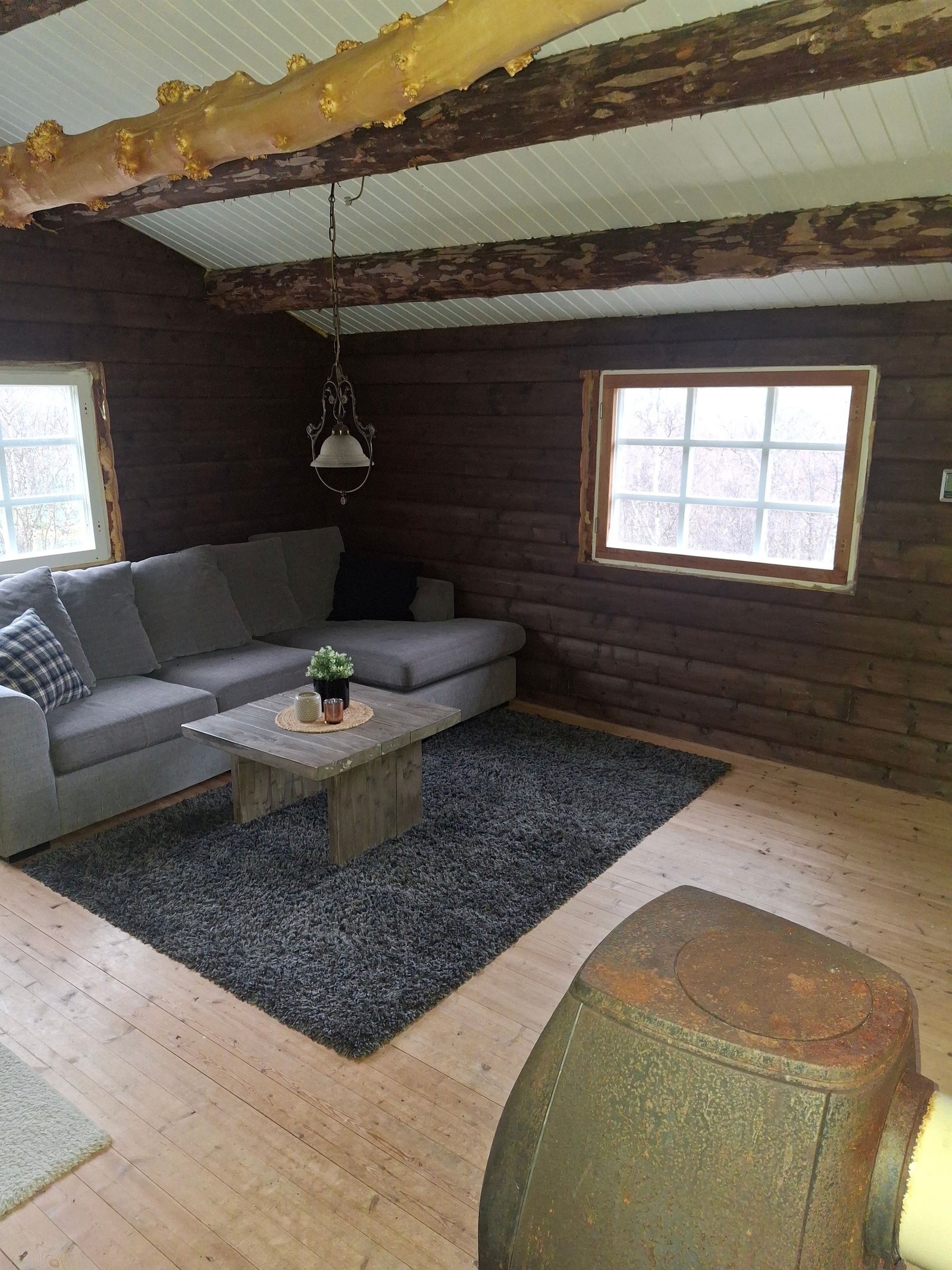 Foringer og listverk er som nevnt i annonsen demontert da planen var å bytte vinduene. Endringer i planer gjorde at det stoppet opp der. Ikke store kostnaden å få dette på plass . Galleribilde