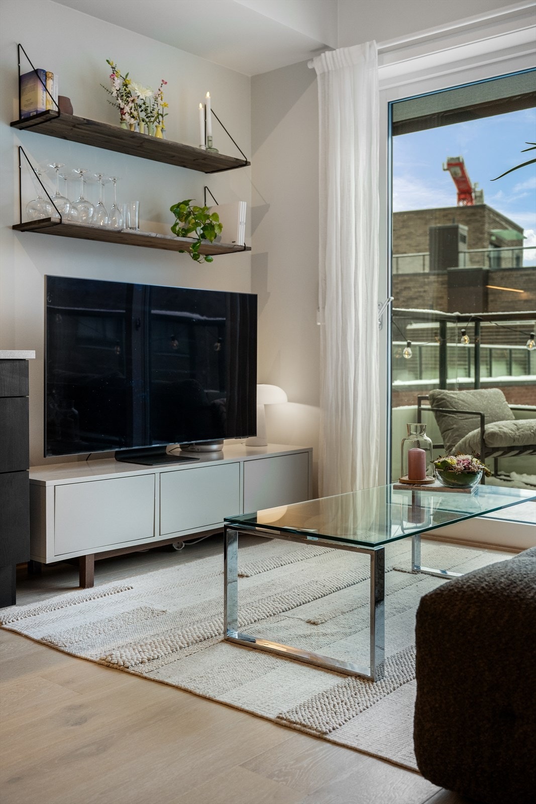 Stue med direkte utgang til balkong gir gode lysforhold. Galleribilde