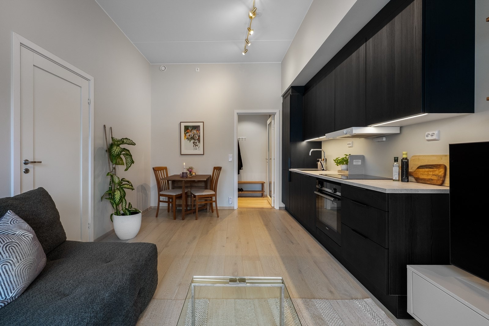 Stuen og kjøkkenet har en moderne, åpen planløsning som skaper en romslig atmosfære med god takhøyde. Galleribilde