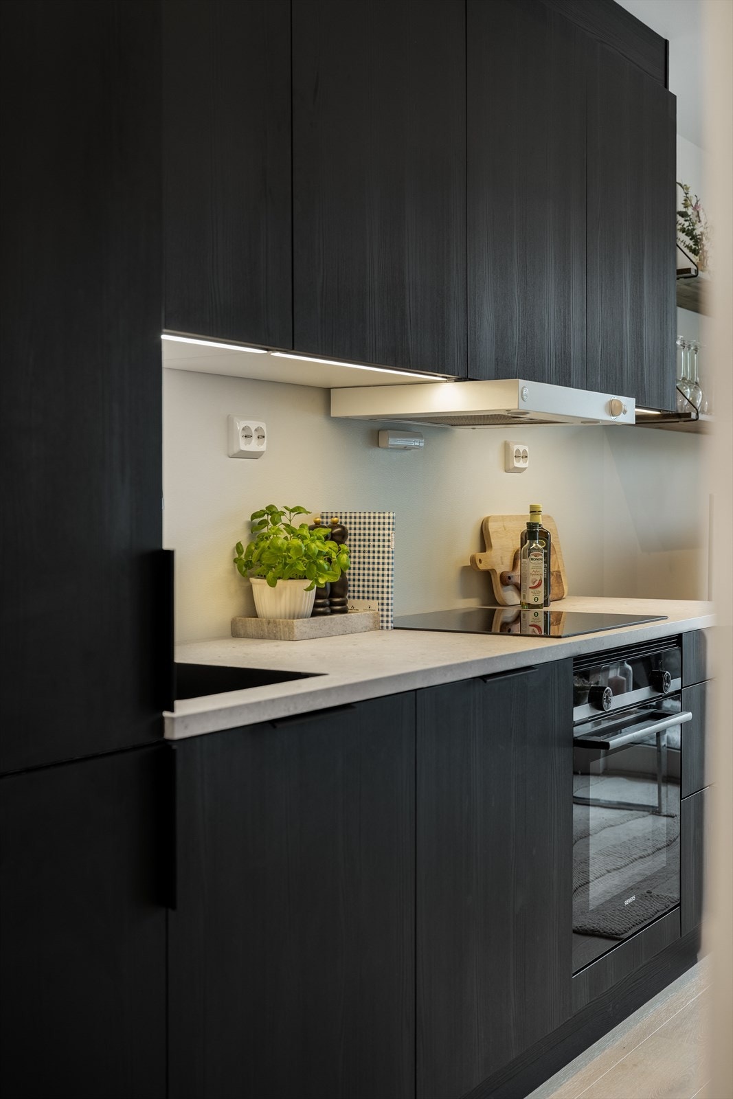 Det er godt med skap- og benkeplass som sikrer et helhetlig arbeidsområde. Galleribilde