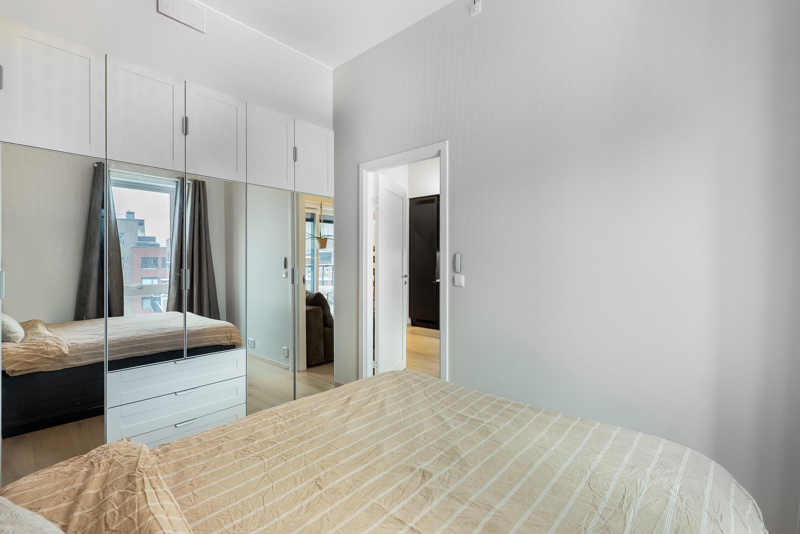 Rommet fremstår lyst og romslig med god takhøyde. Galleribilde