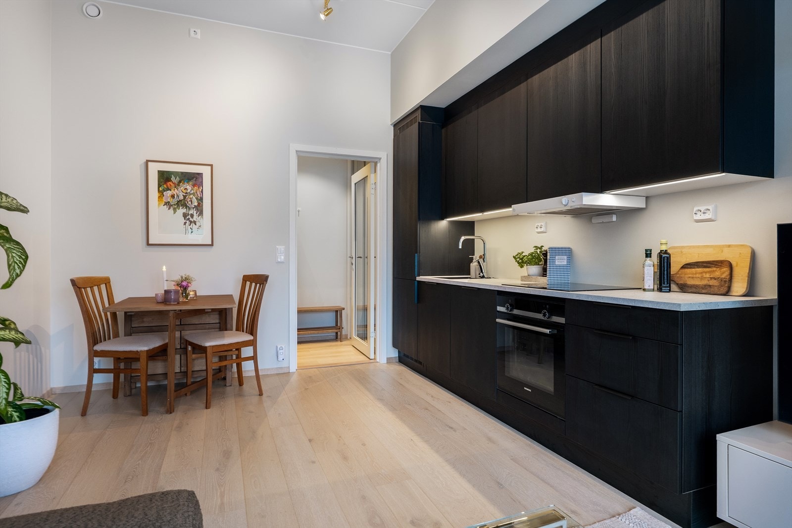 Plass til spisebord i tilknytning til kjøkkenet gir enkel servering når man har bedt gjester. Galleribilde