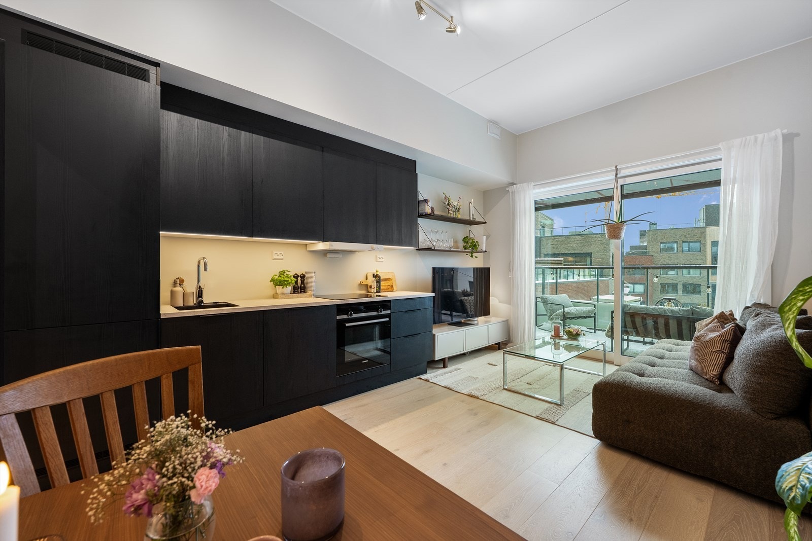 Det er god plass til spiseplass og sofagruppe i stuen. Galleribilde