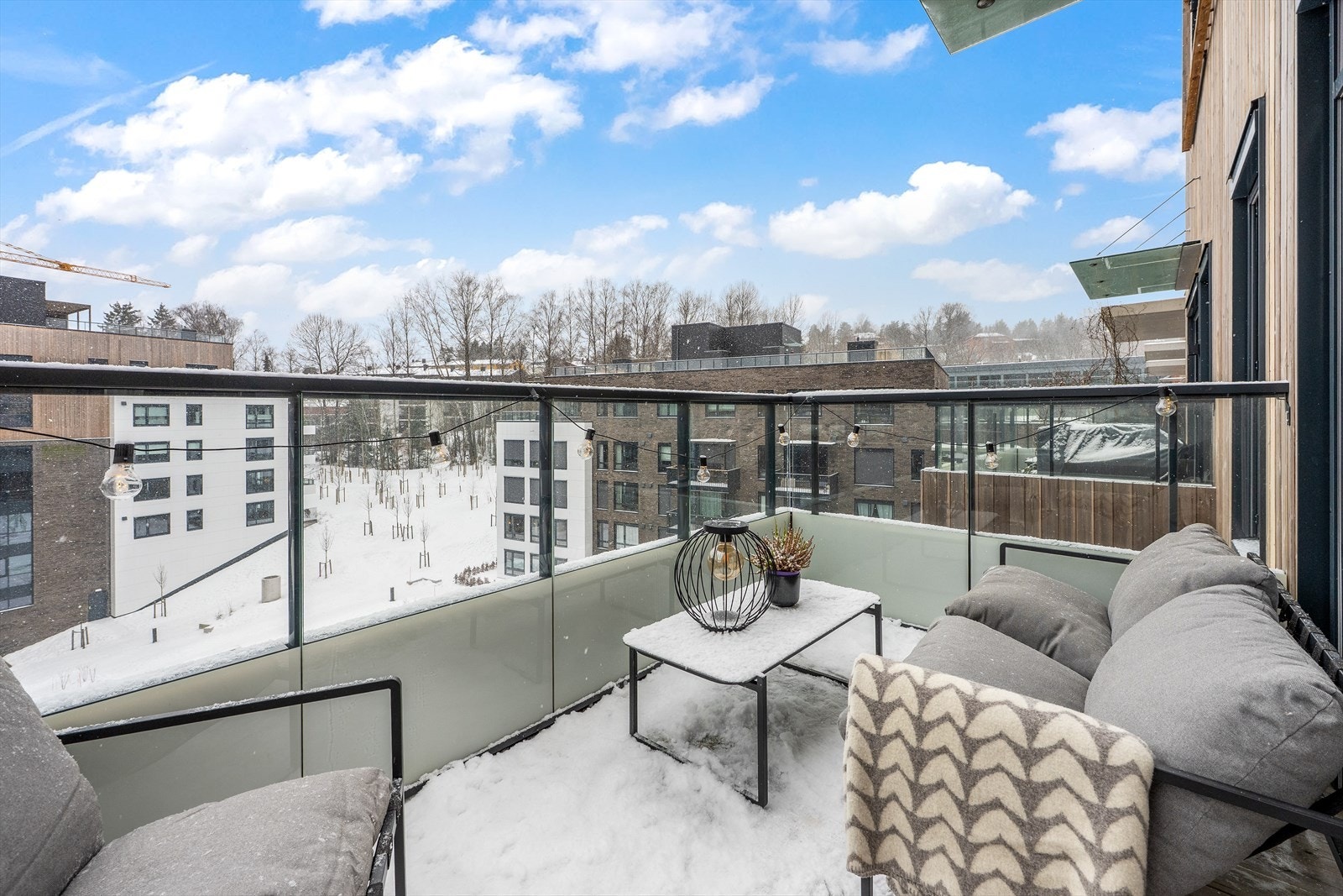 Glassfronter gir et åpent utsyn mot det omkringliggende området. Galleribilde