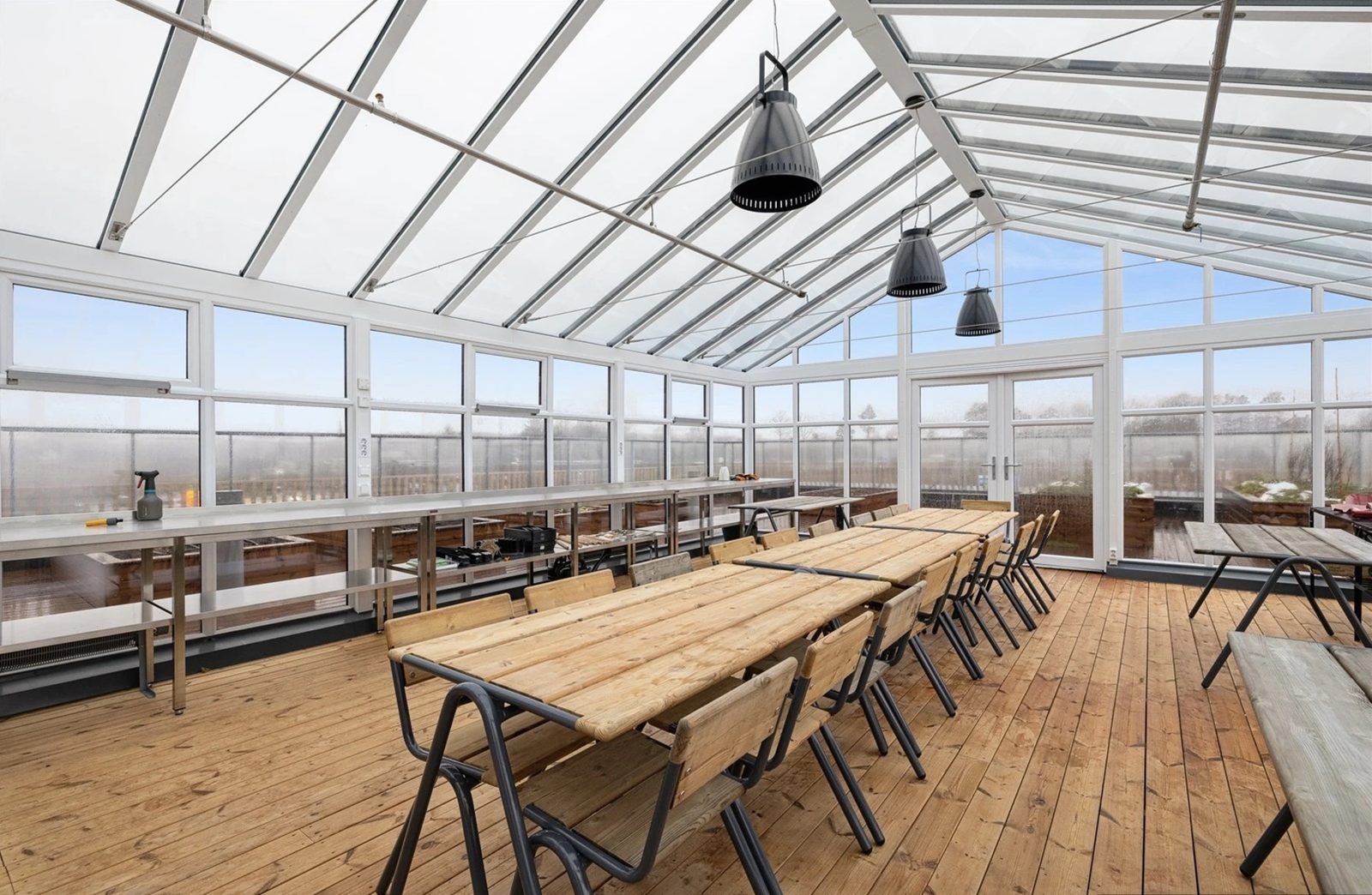 Det er satt opp ett stort isolert utehus innredet med arbeidsbenker og langbord. Her er det plass til å samles for å ha sosiale treff og et godt samlingslokale for beboerne. Galleribilde