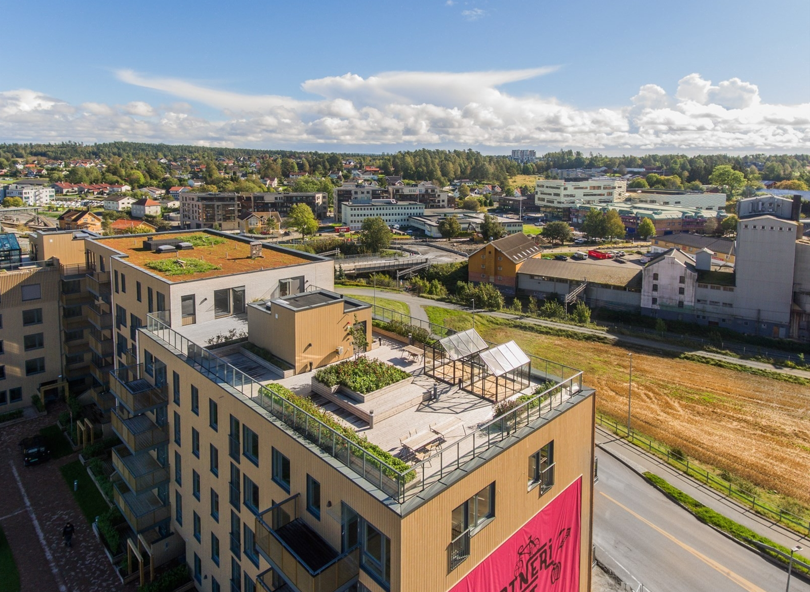 Leiligheten ligger i et meget populært og sentralt boligområdet i hjerte av Vestby. Fasaden sett utenfra. Galleribilde