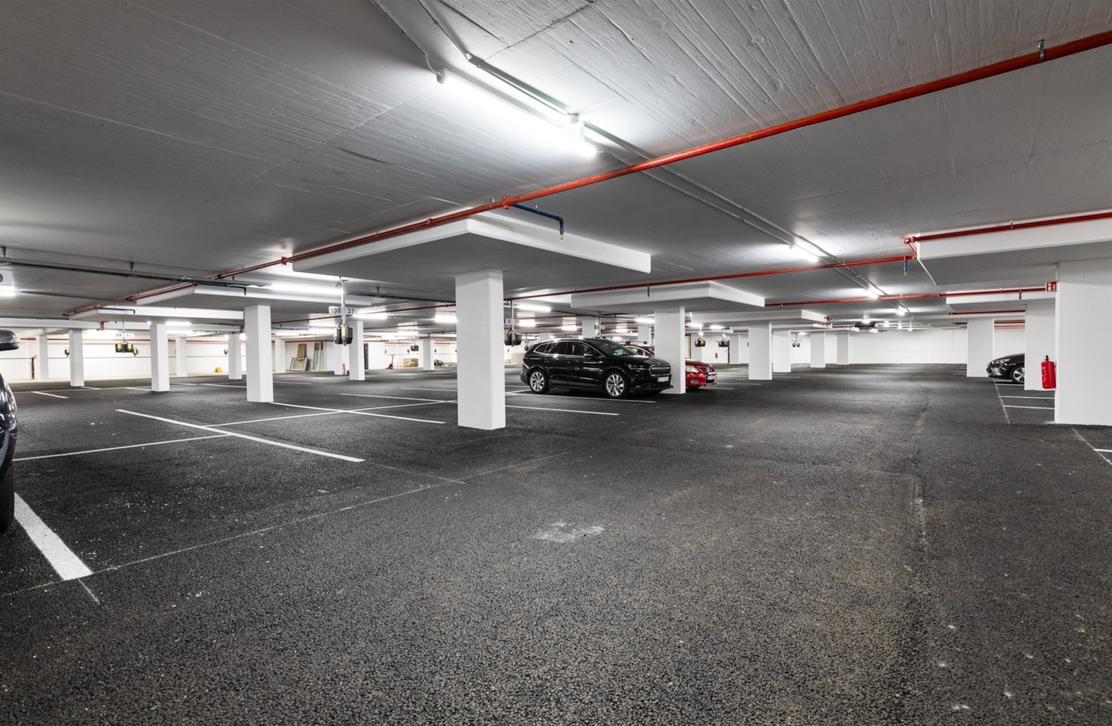 Oppvarmet garasjeanlegg i underetasjen med direkte heis adkomst. Det er mulig å kjøpe parkeringsplass / leie plass. Galleribilde