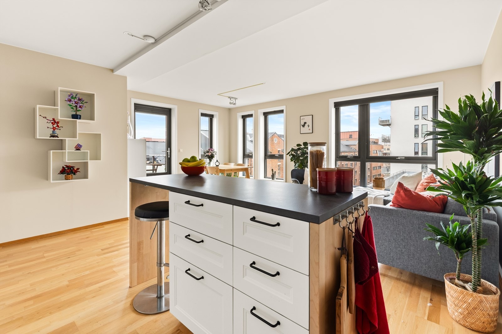 En flott kjøkkenøy med barløsning gir godt med ekstra benkeplass og gjør det enkelt å underholde gjester samtidig som man lager mat. Galleribilde