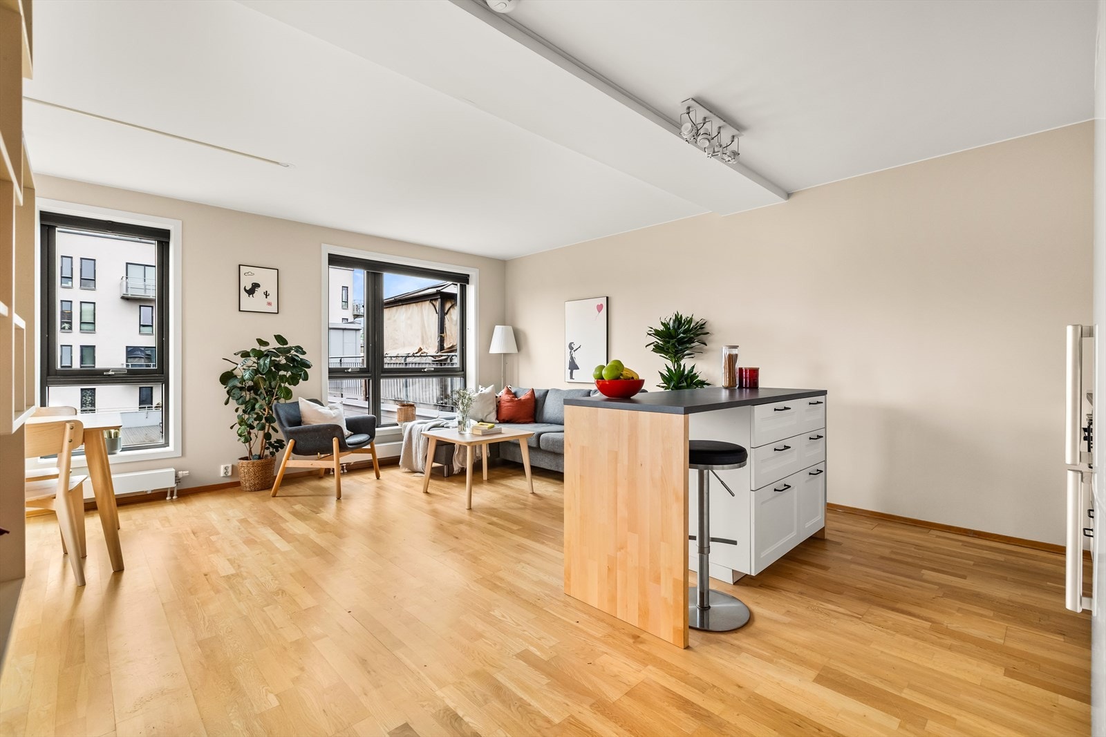 Den lyse og hyggelige stuen har en romslig planløsning med gode innredningsmuligheter. Galleribilde