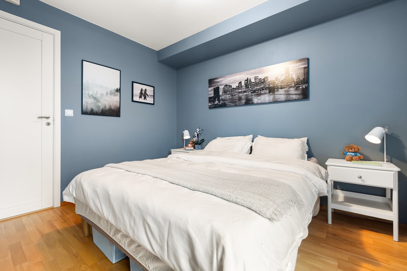 Den behagelig blåfargen skaper en avslappende atmosfære. Galleribilde