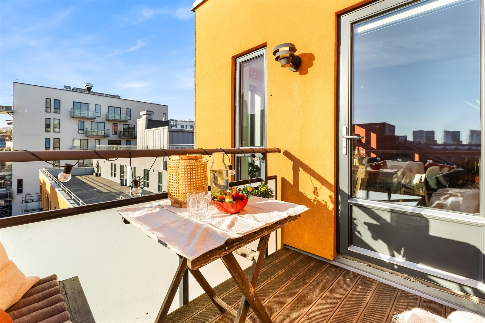 Balkongen er på 3,8 m² med plass til utemøbler. Galleribilde