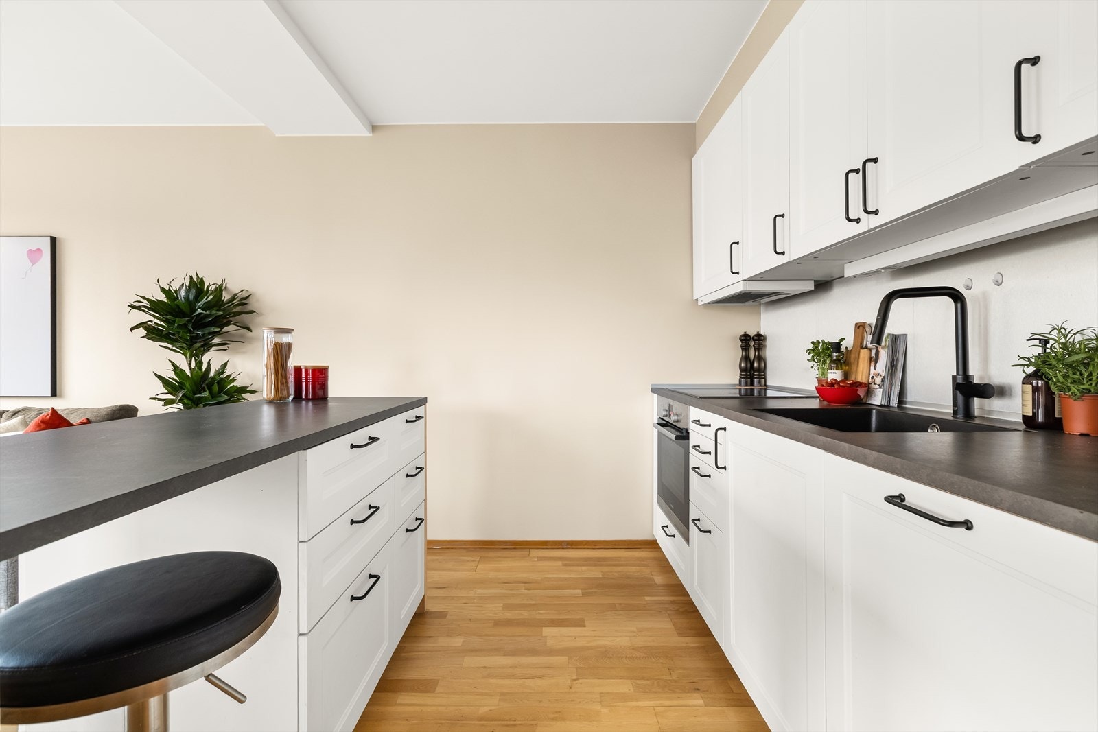 Kjøkkenet er utstyrt med integrerte hvitevarer som komfyr, induksjonsplatetopp og oppvaskmaskin, samt frittstående kjøl-/fryseskap. Galleribilde