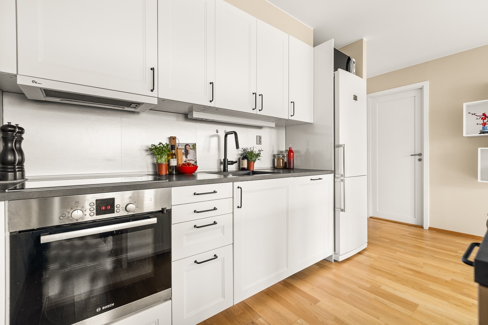 Kjøkkenet er fra 2016, med nye fronter i 2023 og nye benkeplater, etablert kjøkkenøy, ny platetopp og oppvaskmaskin fra 2024. Galleribilde