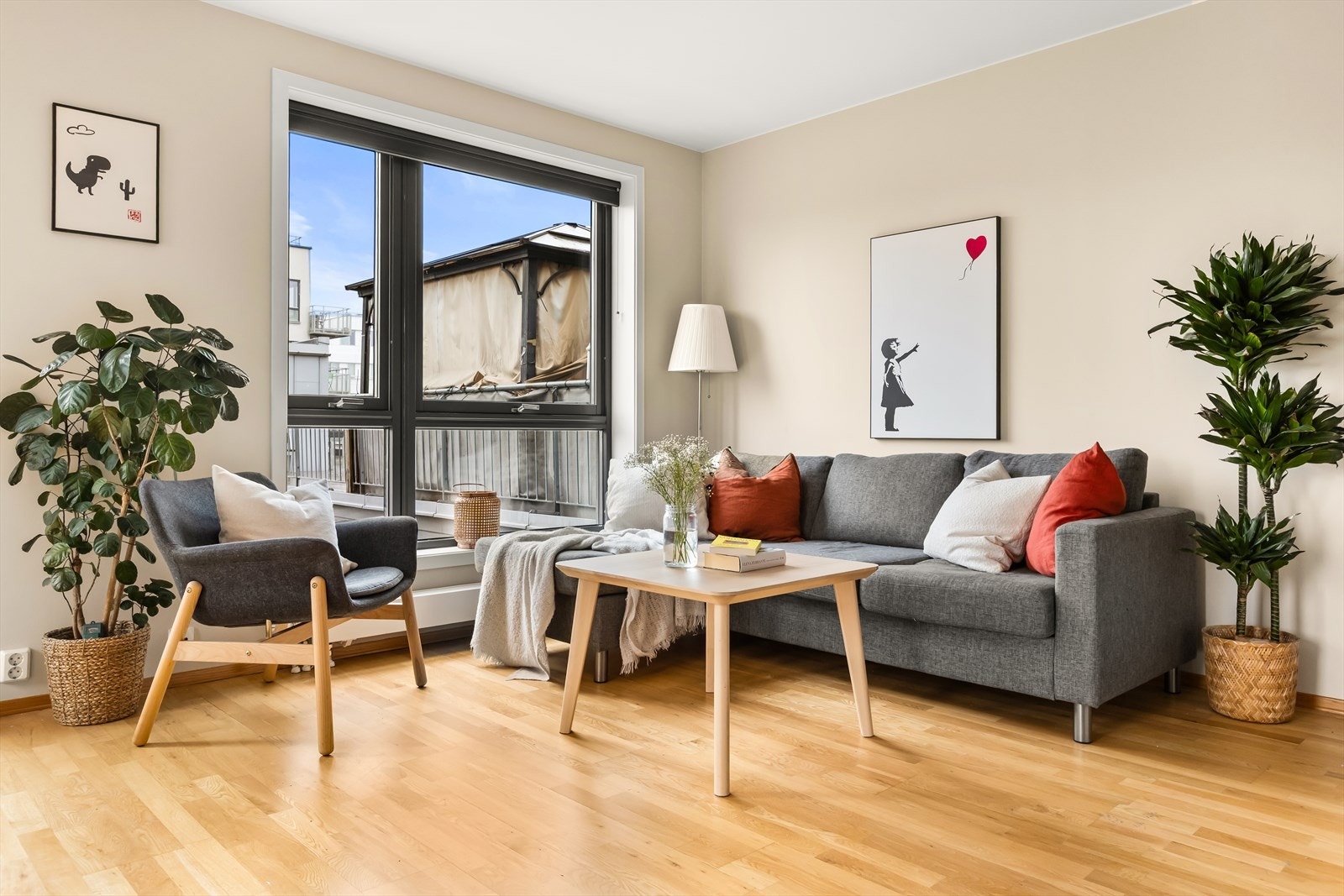 Den gode planløsningen gjør det enkelt å innrede med sofagruppe, spisebord, TV-møbler og øvrig møblement. Galleribilde