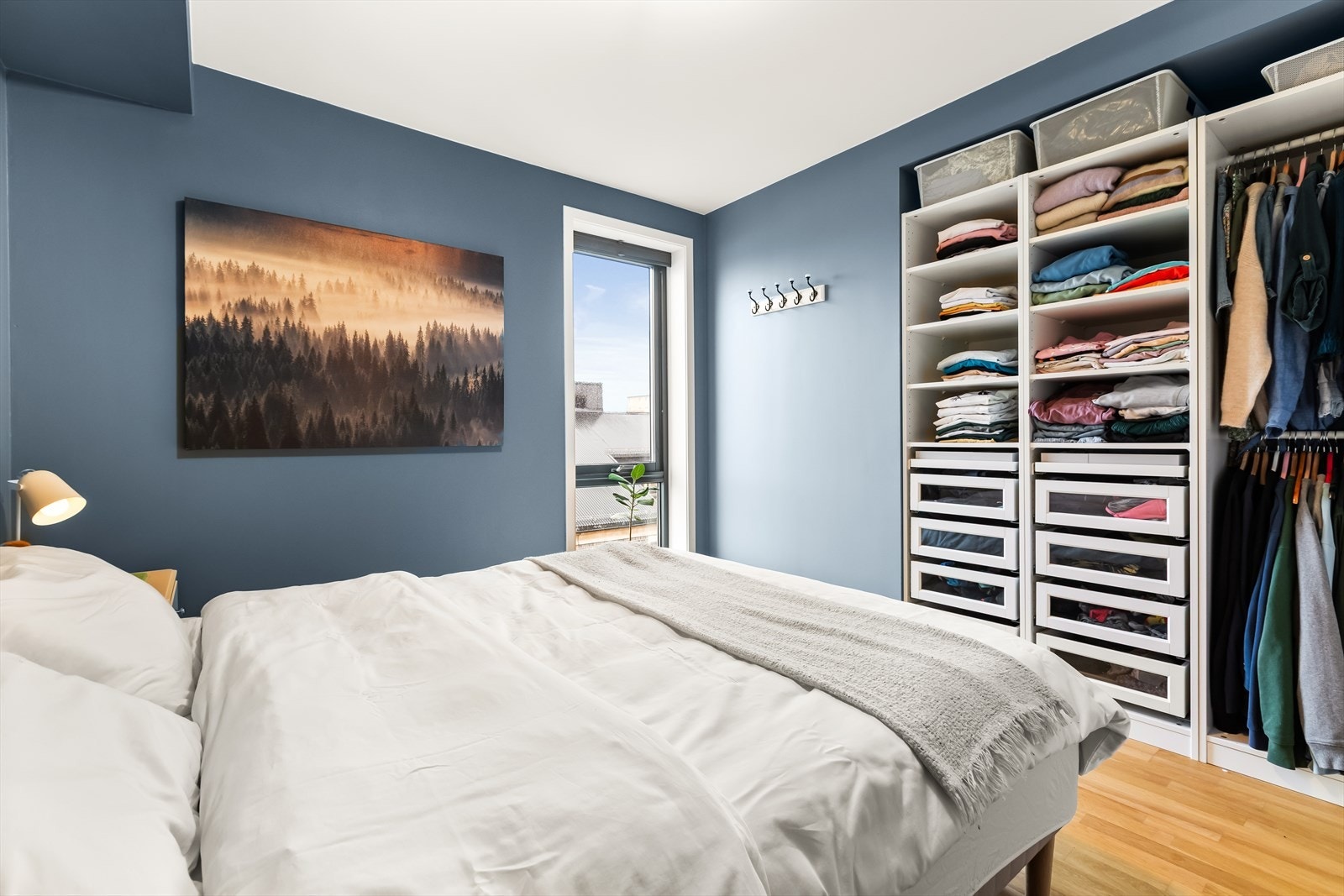 Stort garderobeskap gir rikelig med oppbevaringsplass. Galleribilde