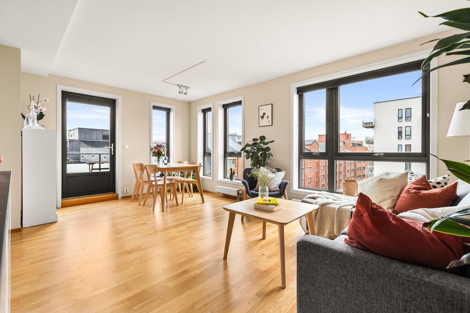 Hjørneleiligheten ligger usjenert til i byggets 7. etasje og har flott utsikt. Galleribilde