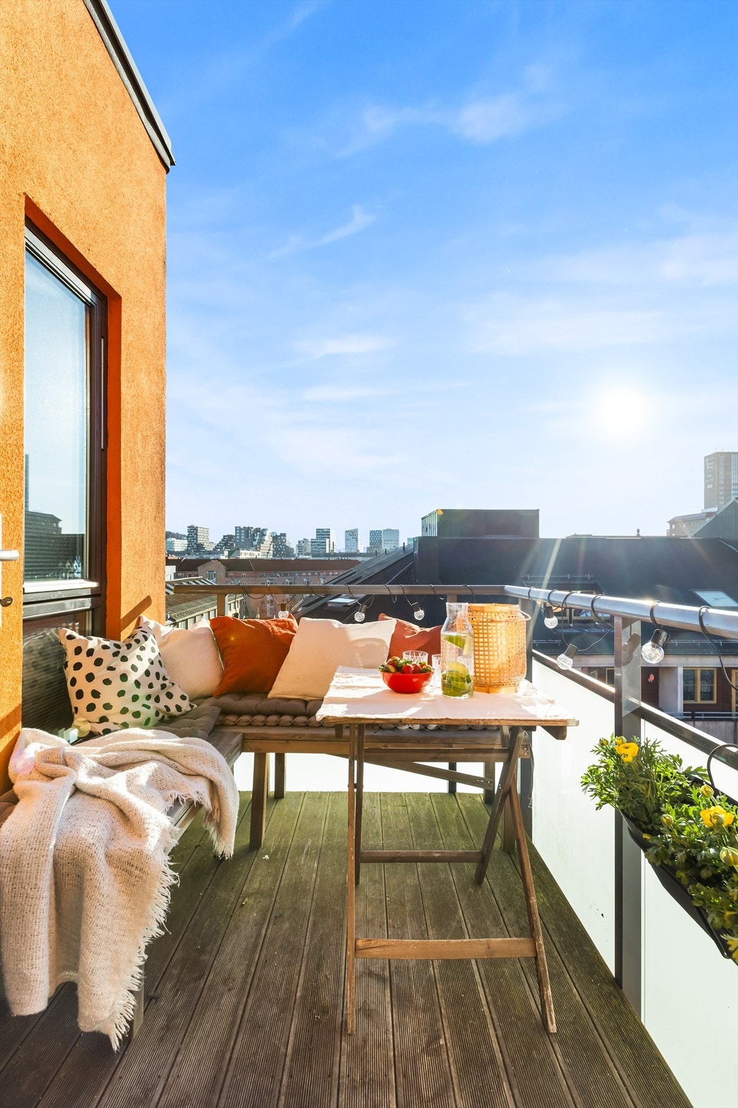 Her kan man nyte varme sommerdager med hyggelig utsikt mot nærområdet. Galleribilde