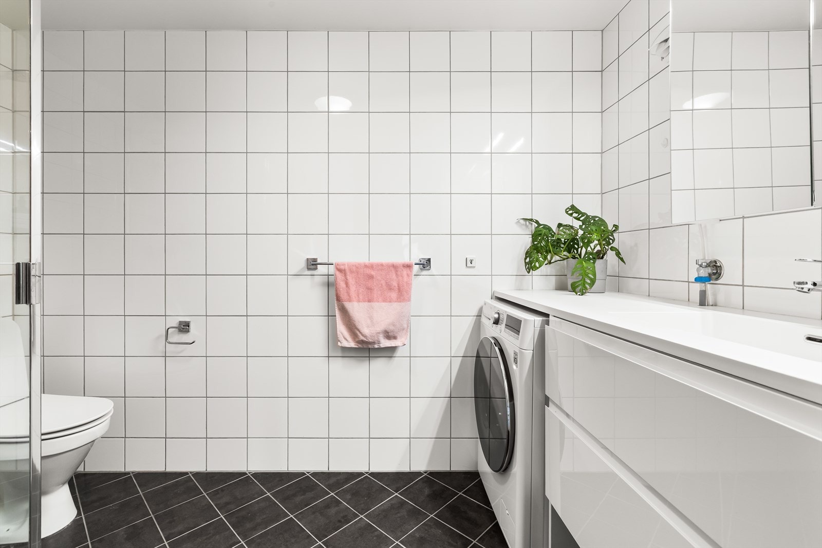 Innredningen er fra HTH med underskap, vegghengt toalett og dusjhjørne med glassdører. Galleribilde