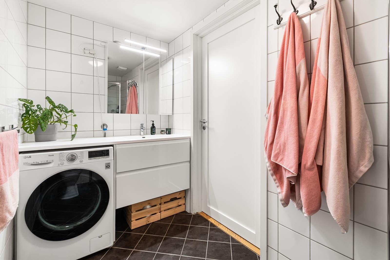 Pent bad fra byggeåret med tidløse fliser, behagelig gulvvarme og opplegg for vaskemaskin. Galleribilde