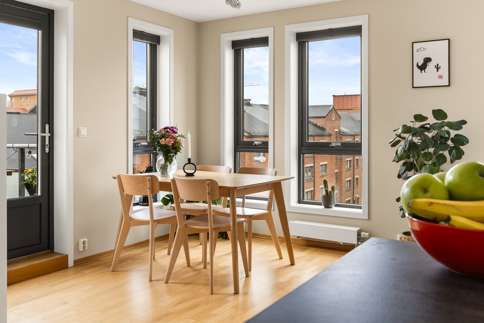 Det er god plass til spisebord i rommet. Spesialtilpassede Duette-gardiner på alle vindu i 2023. Galleribilde