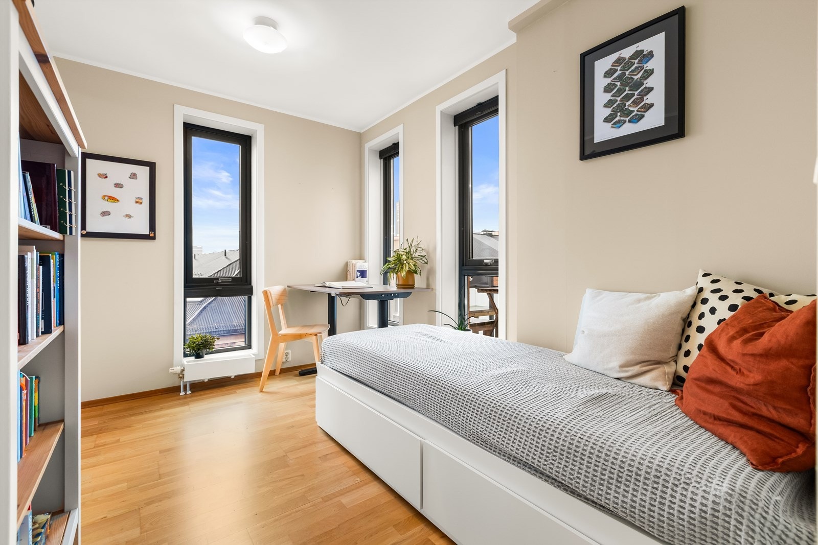 Lyst og fleksibelt soverom, enten man trenger gjesteværelse, barnerom, kontor eller en kombinasjon. Galleribilde