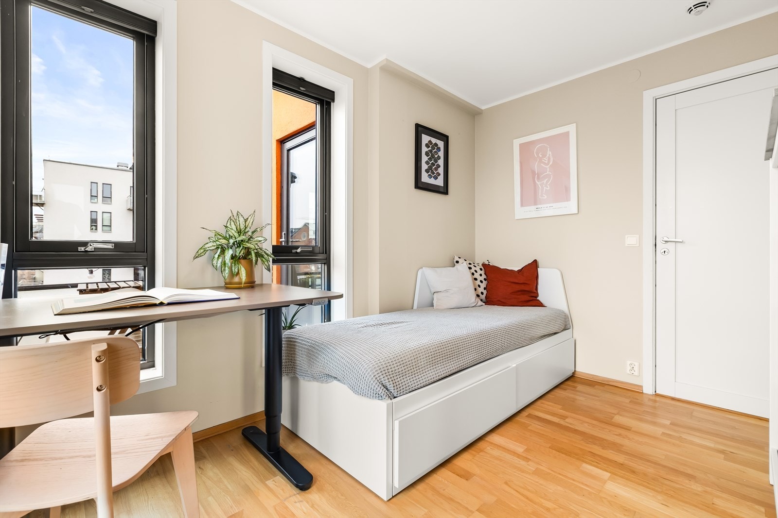 Rommet har en fin planløsning med god plass til seng, garderobeskap og øvrig møblement. Galleribilde