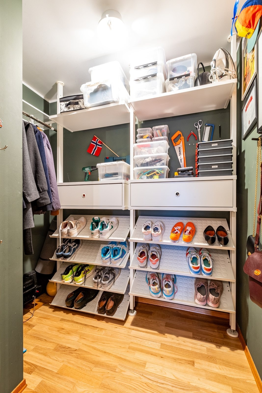 Praktisk bod/omkledningsrom med flott garderobeløsning. Her er det enkelt å holde det ryddig! Galleribilde