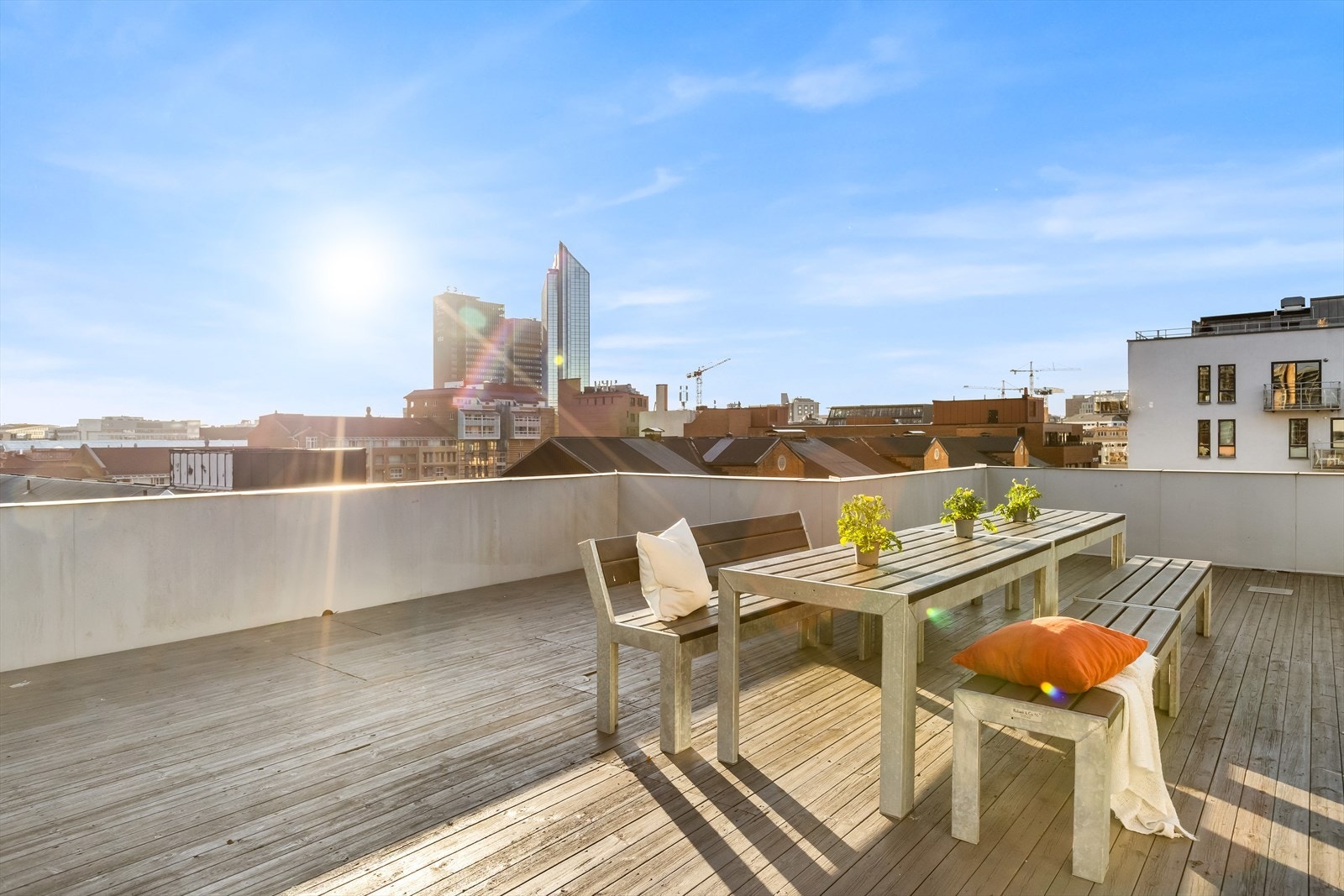 Her kan man nyte lange og varme sommerdager med flott utsikt utover byen Galleribilde