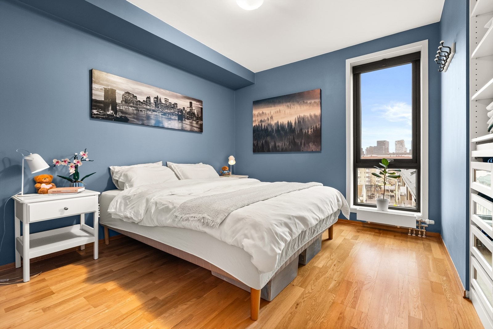 Romslig hovedsoverom med god plass til dobbeltseng, nattbord og øvrig møblement. Galleribilde