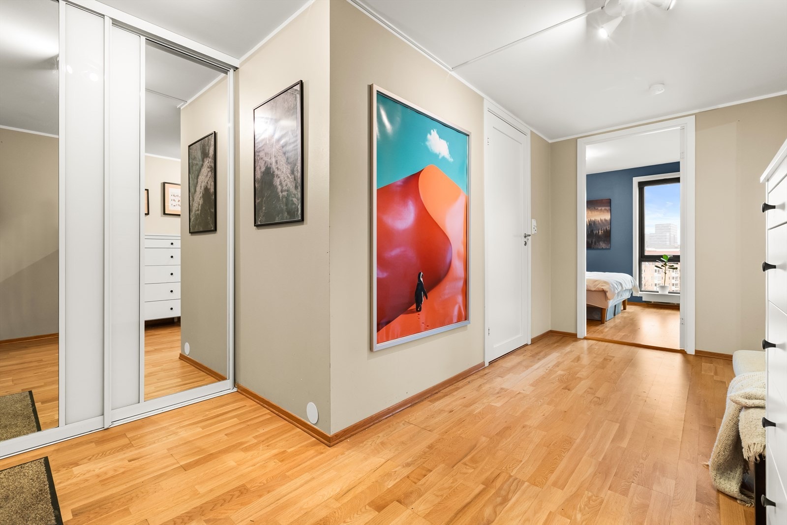 Romslig entré/gang med god plass til å henge fra seg yttertøy og sko i medfølgende skyvedørsgarderobe med speilfronter. Galleribilde