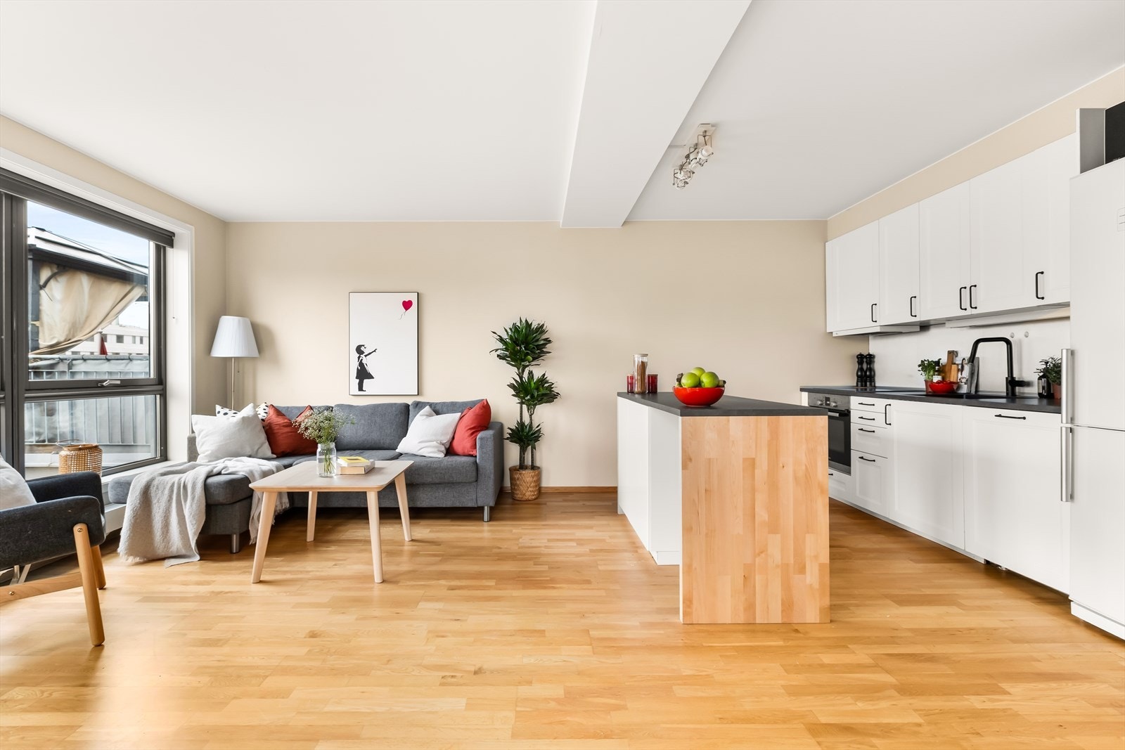 En lekker og moderne 3-roms hjørneleilighet som ligger høyt og luftig toppetasjen. Galleribilde