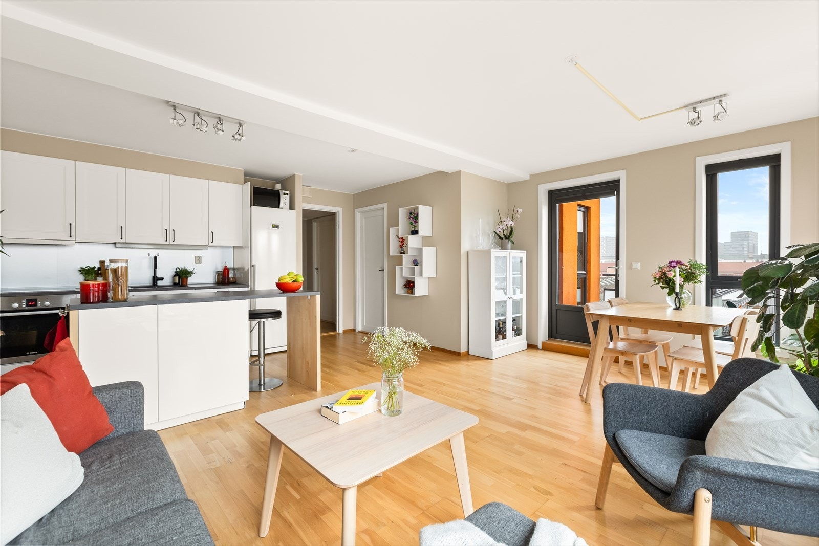 Stuens hjørnebeliggenhet sikrer gode lysforhold fra flere sider. Galleribilde