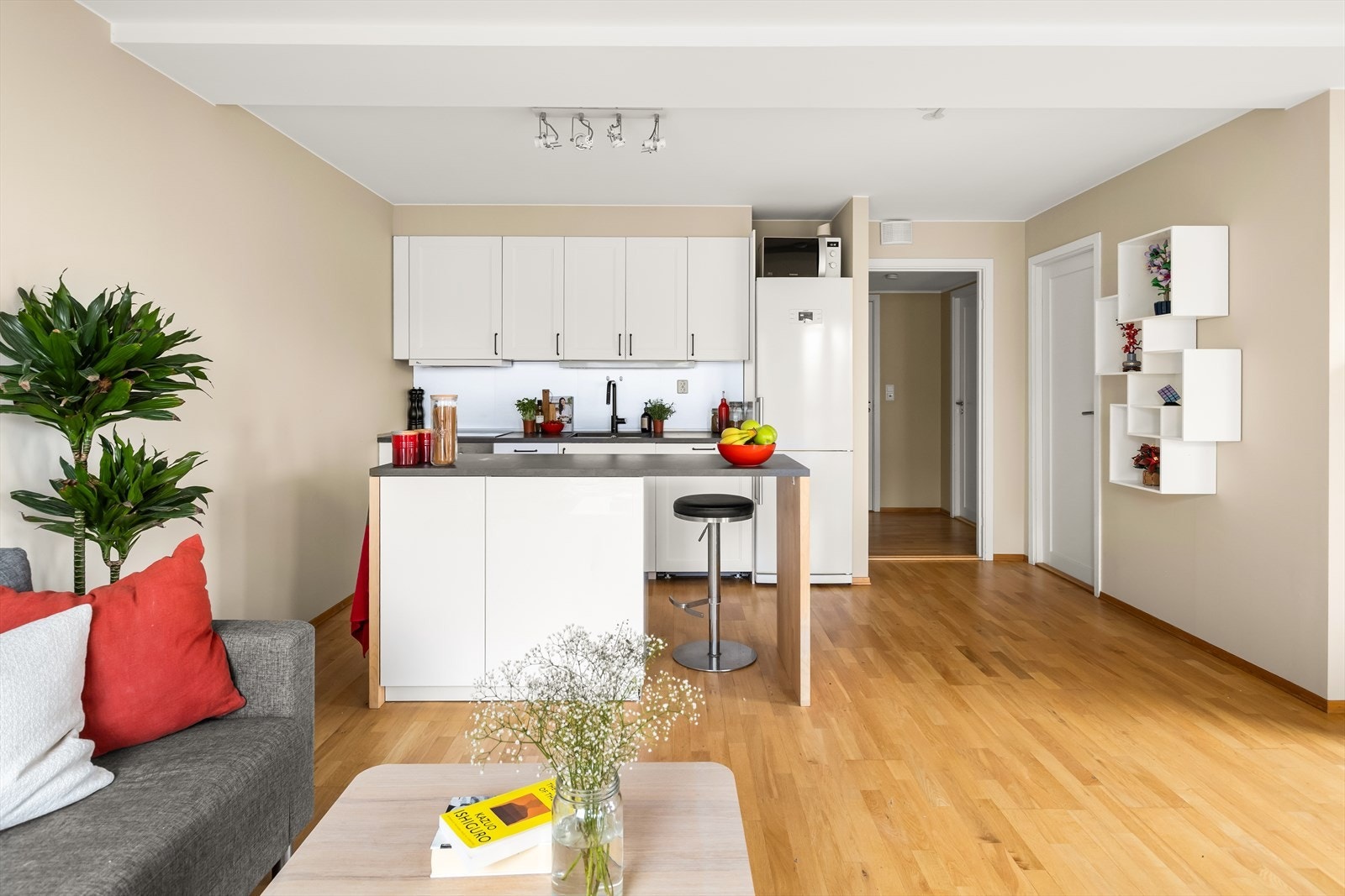 Kjøkkenet ligger i en åpen og sosial løsning mot stuen, noe som skaper et innbydende oppholdsrom. Galleribilde