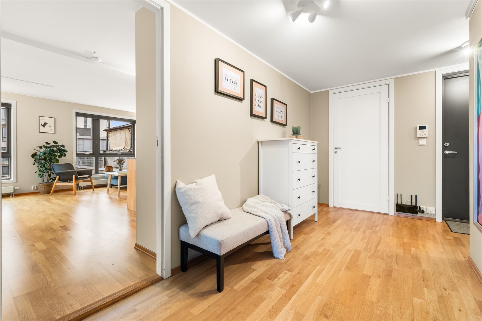 Leiligheten har to flotte soverom med gode lysforhold, perfekte for både avslapning og oppbevaring. Galleribilde