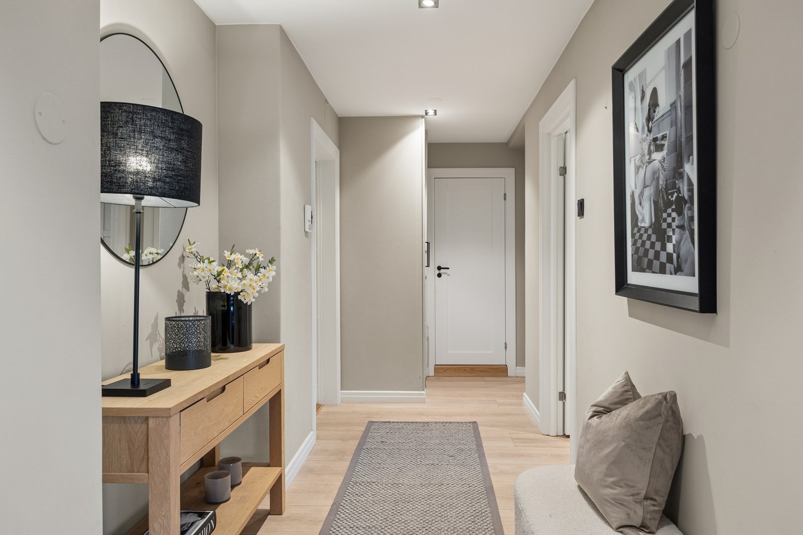 Romslig entré med varme i gulvet. Galleribilde