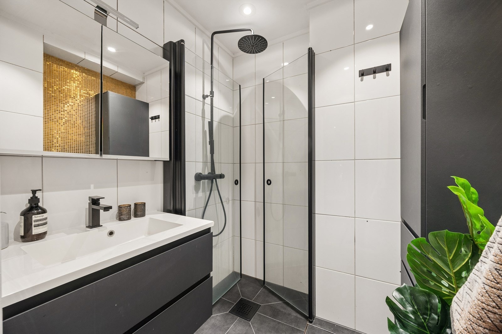 Flislagt baderom med varmekabler i gulv og downlights i himling. Galleribilde