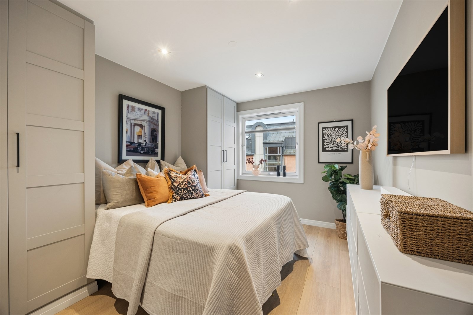 Sengen mellom skapene er 180 cm. Galleribilde