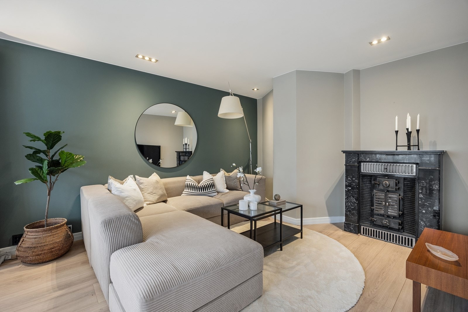 Klassisk vedkamin i stuen. Galleribilde