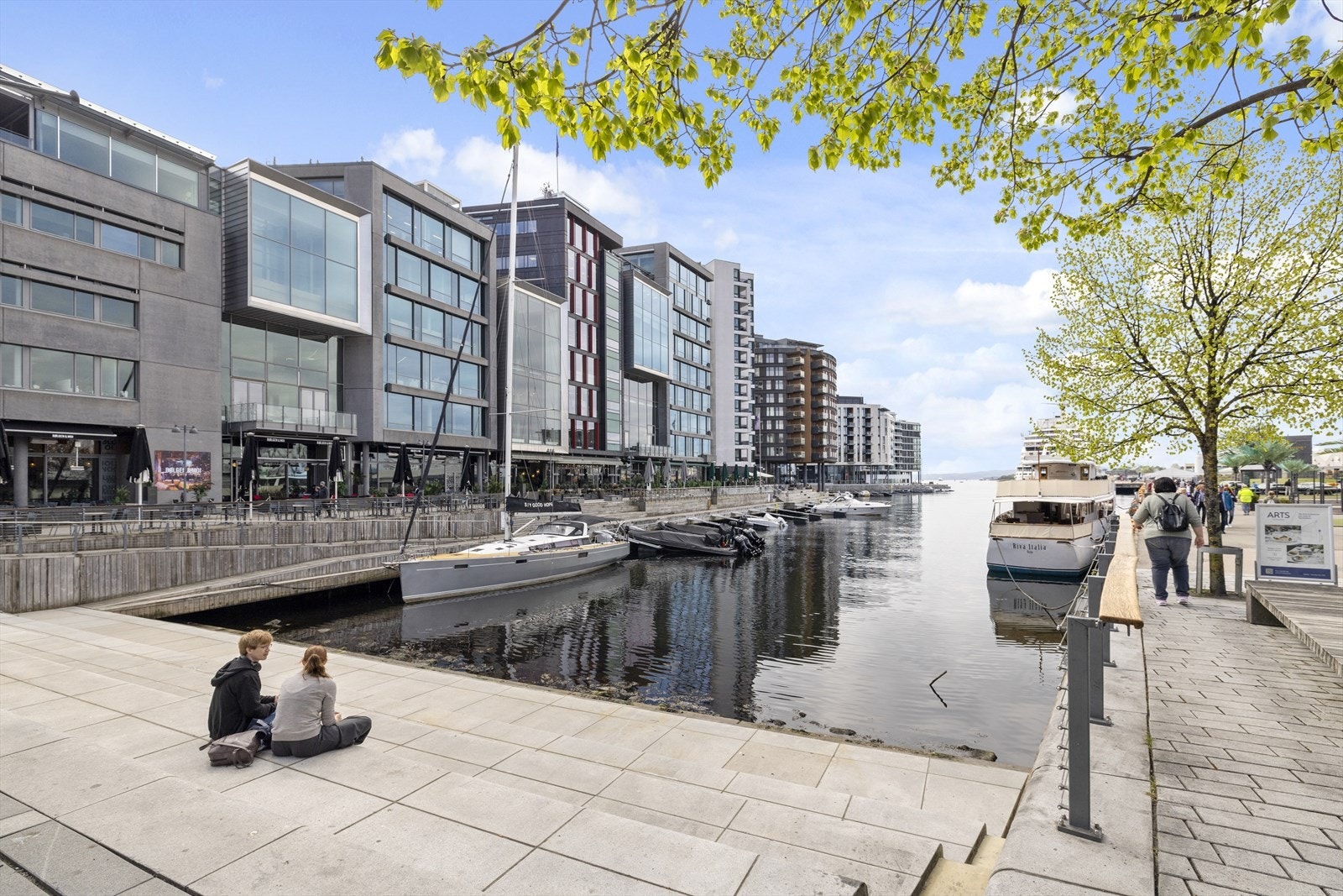 Rett ved leiligheten ligger Tjuvholmen /Aker Brygge som har et rikt utvalg av restauranter, kultur og aktiviteter. Galleribilde