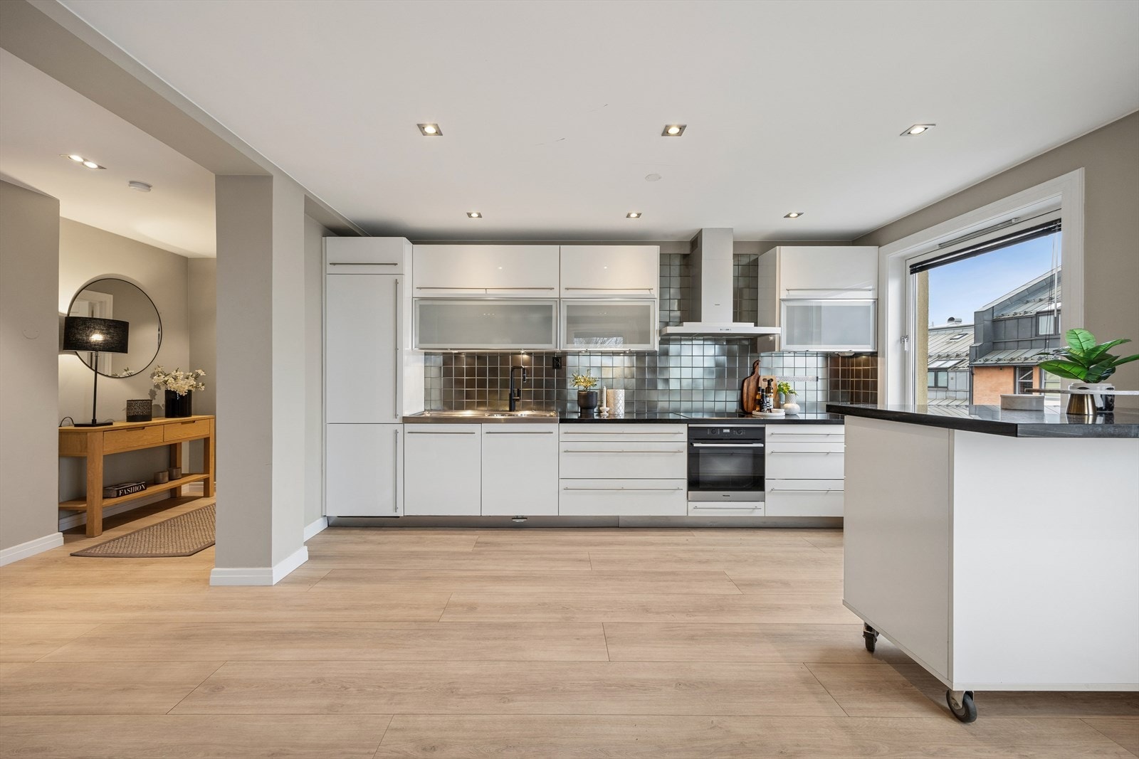 Schmit kjøkkeninnredning med integrerte hvitevarer. Galleribilde